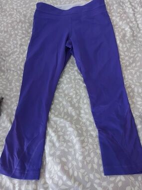 Lululemon purple capri leggings
